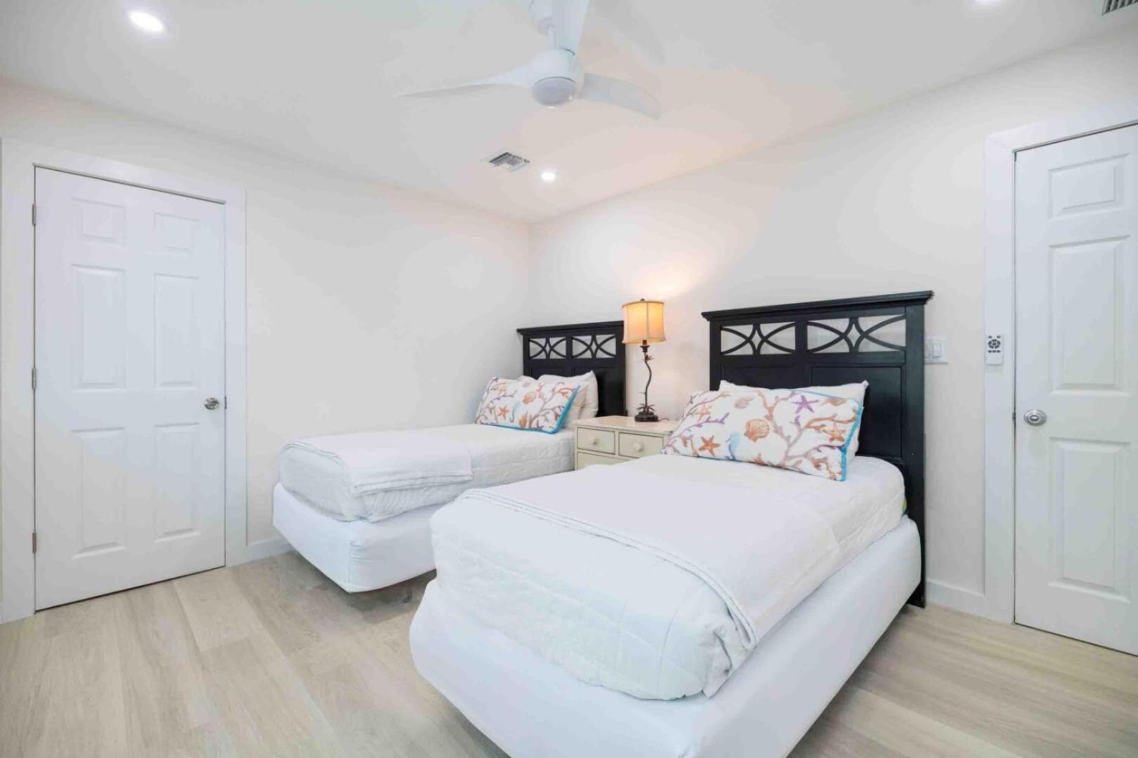Thatch Hill - Renovated Beach House With Pool, Short Walk To The Rum Point Club Driftwood Village ภายนอก รูปภาพ